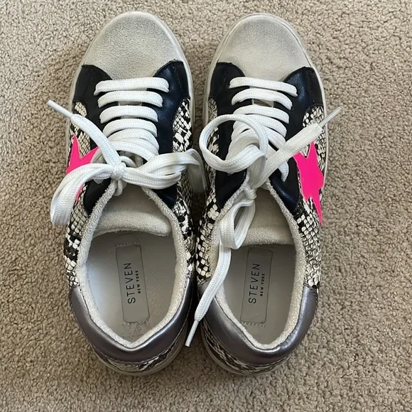 Steven my Steve Madden fashion sneakers. Snake skin detailing with hot pink star - Picture 2 of 5